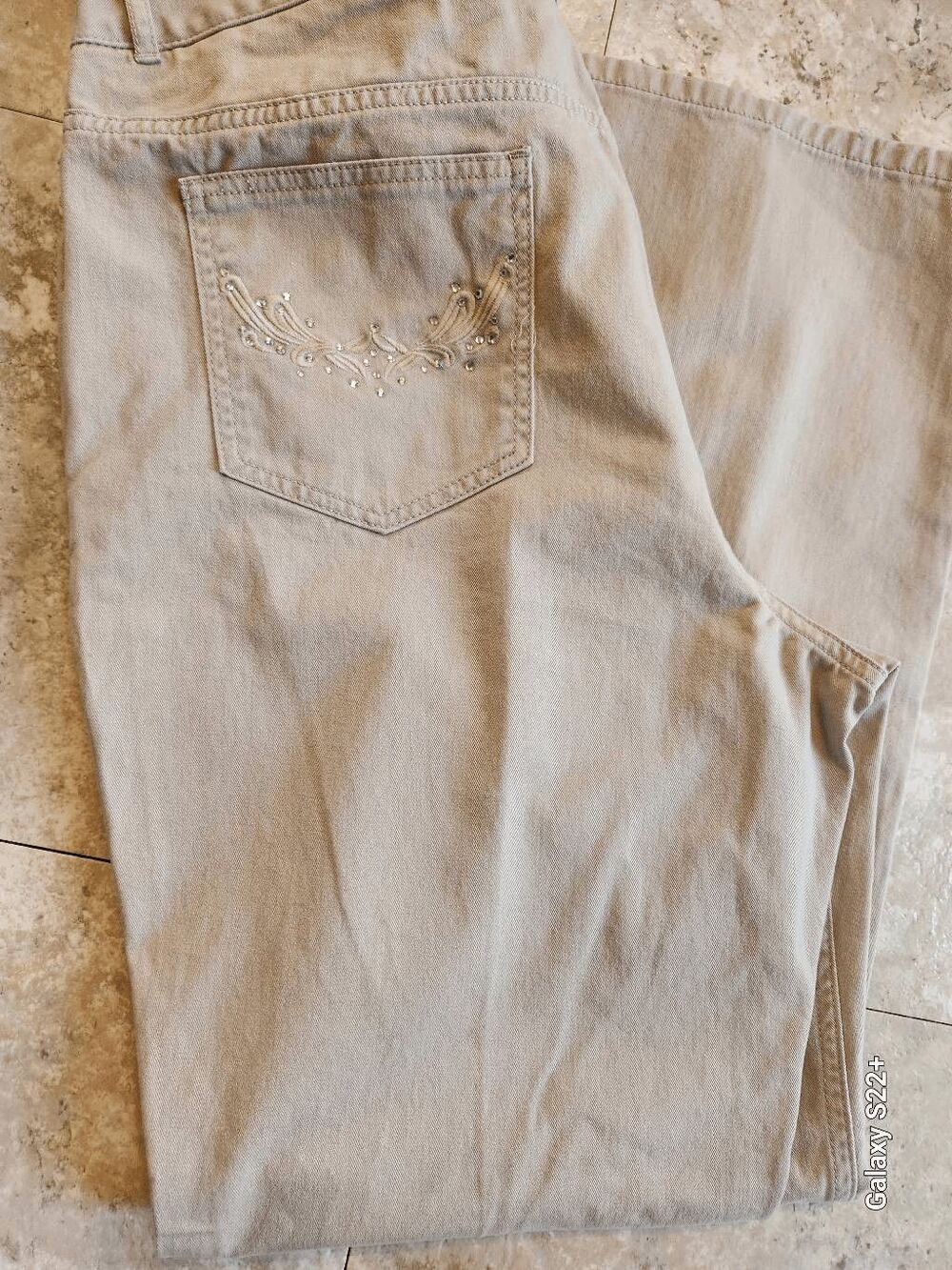W6 Chico's cream straight leg jeans w/decorative rhinestone studs on pockets